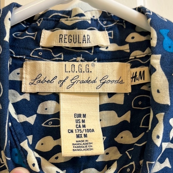 H&M Navy Blue and White Casual Button Down Shirt with Fish Pattern - Size Medium - Picture 2 of 15